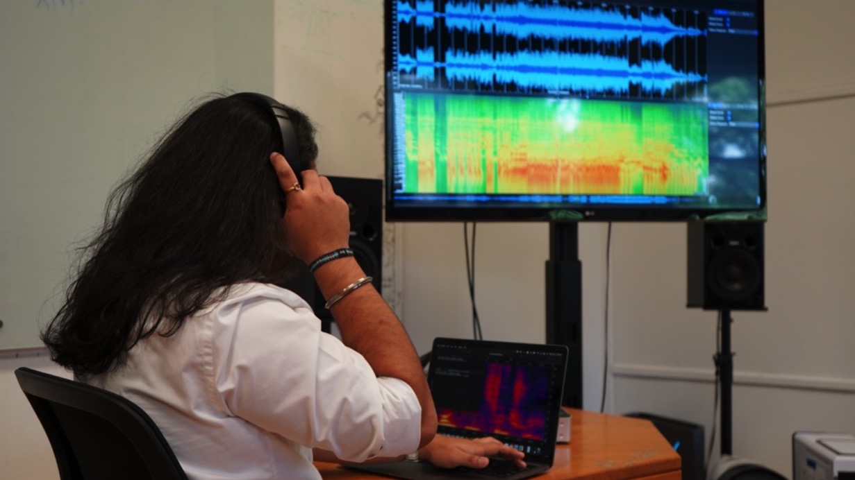 Student researcher, Vedant Kalbag, using sound visualizing software. 