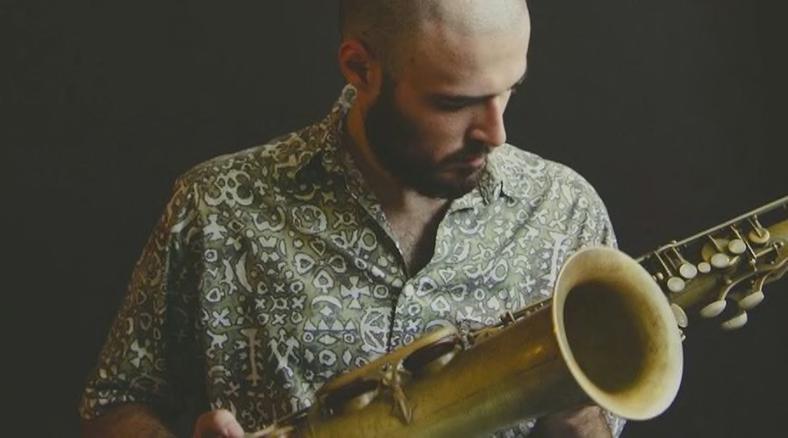 Photograph of Daniel Juárez with saxophone.